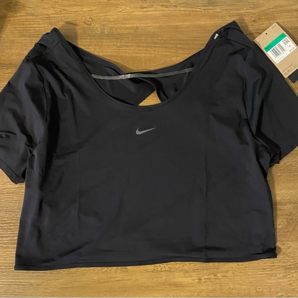 Nike Women's Black Short Sleeve Crop Top - Picture 1 of 4